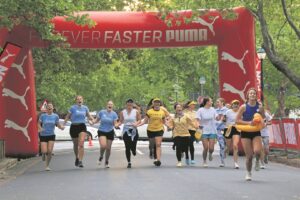 Atlete laat dit juig in Dagbreek-straatmyl