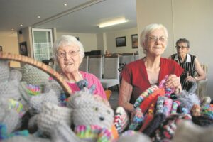 Langverwag-tannies brei vir ’n vale