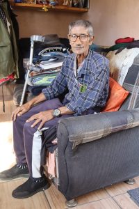 Inwoner wag al jare vir titelakte