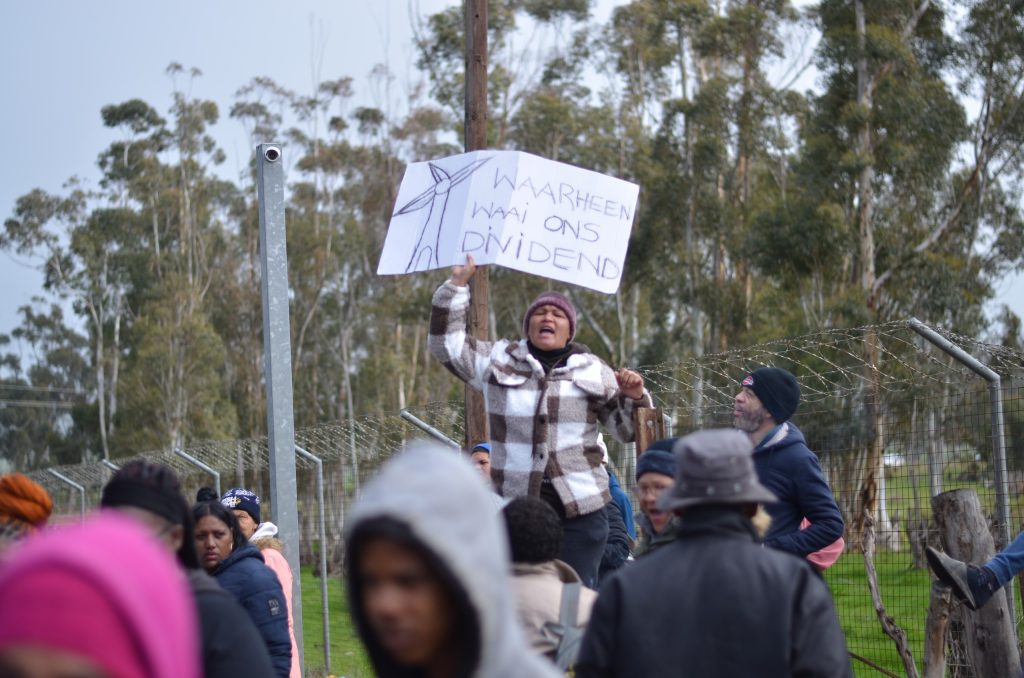 Die inwoners beweer dat die trust se fondse misbruik word en die twee gemeenskappe nie daarby baat vind nie. Foto: Rasaad Adams