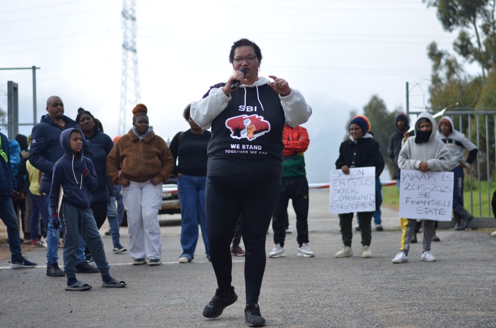 Nadia Williams van die Saron- Bekommerde inwoners-forum (SBI) spreek verlede Vrydag betogende inwoners buit die windplaas toe. Foto: Rasaad Adams