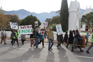 Ouers, kinders ruk op na Franschhoek-polisiekantoor