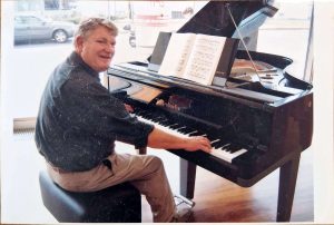 Eikestad se bekende klavierman groet