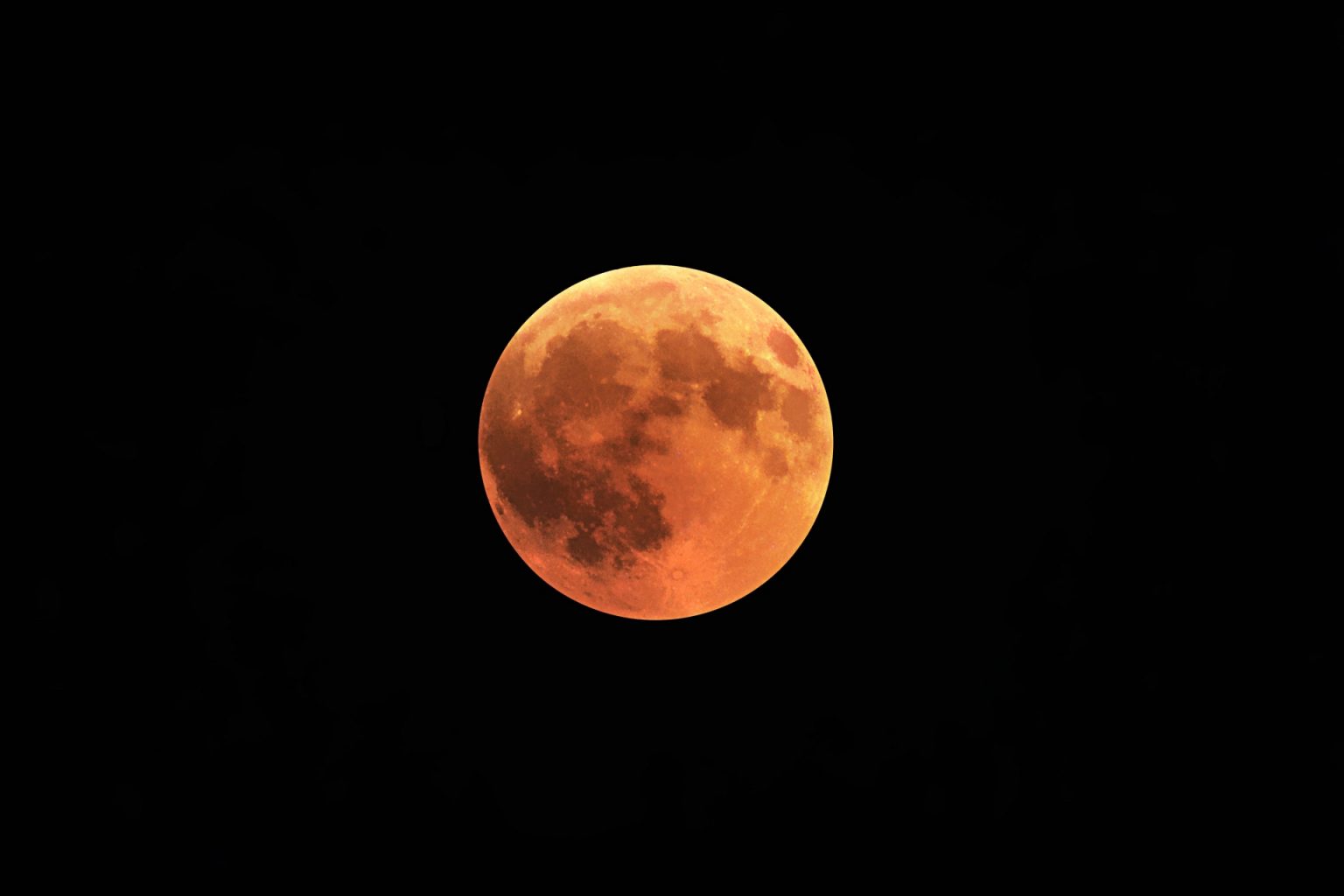 A dramatic blood moon glows deep red during a total lunar eclipse. South Africans will witness similar spectacular views this Sunday. Photo: Andrea Stöckel