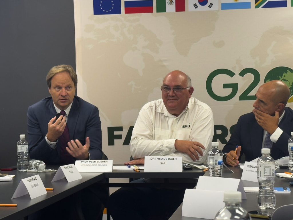 Dr .Theo de Jager (voorsitter van Saai), prof. Peer Ederer (voorsitter van die WFO se wetenskaplike raad) en Luigi Scordamaglia van Coldiretti tydens die G20-Boeredialoog wat by die Universiteit Stellenbosch aangebied is. Foto: Verskaf