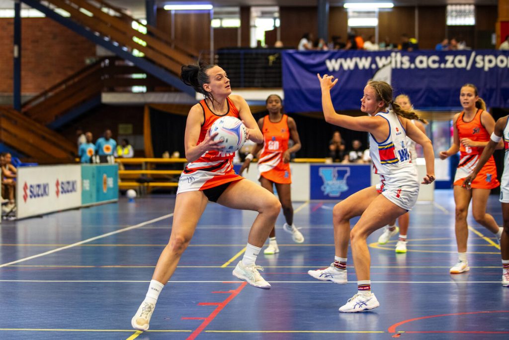 Minette Erasmus wins possession for UJ during the Varsity Netball 2025 match against UP-Tuks at Wits Sports Hall. Photo: Thando Jafta/Varsity Sports