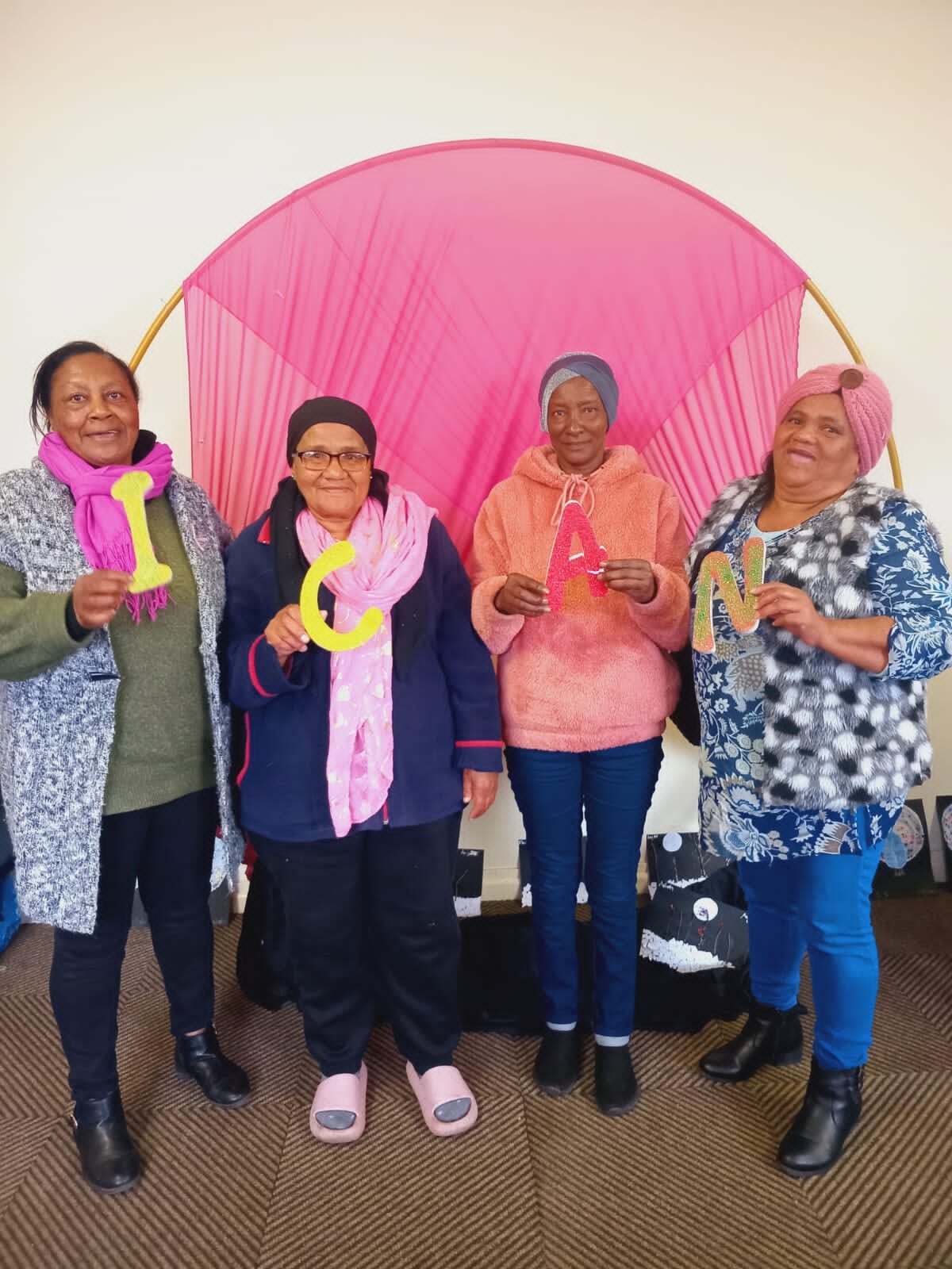 "Ek kan" – dit was die tema van Hellene Benans- Fischer van Wemmershoek se gemeenskapsessies in Vrouemaand. Benans-Fischer het verskeie geleent- hede vir plaaslike vroue aangebied met motiverings- praatjies, geestelike bemoediging en selfs kuns en kunsvlyt, wat aan die orde van die dag was. Ruth Morgan was 'n spreker by een van die sessies waar sy vroue bemoedig het. Ook op die gastelys was die buurt se oudste tannie, die 93-jarige Henna Davids, wat vertel het van haar lang en geseënde lewe.