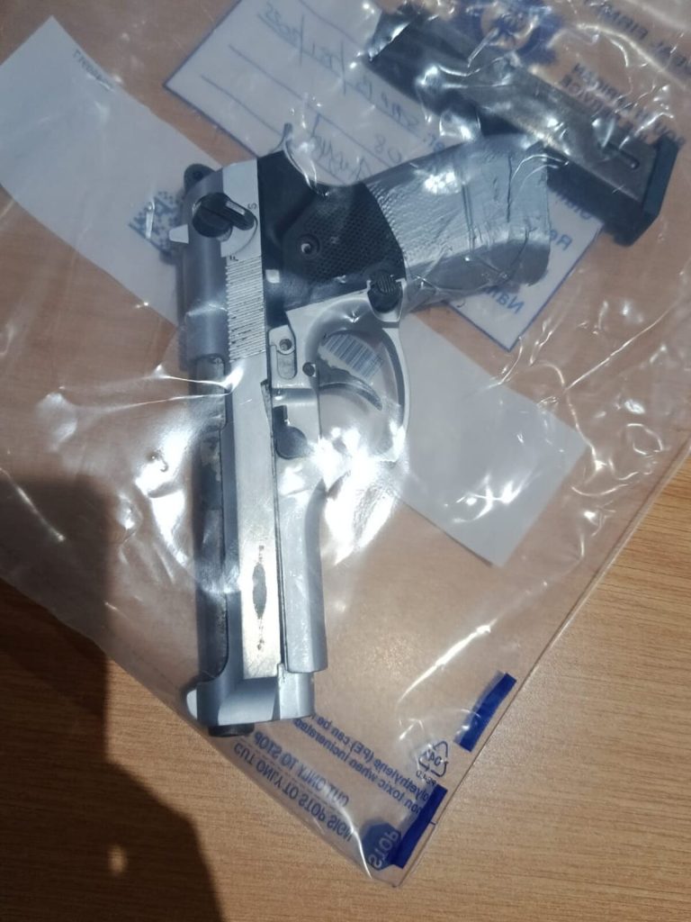 Die pistool wat met die gemeenskap se hulp deur die Cloetesville-polisie gevind is.