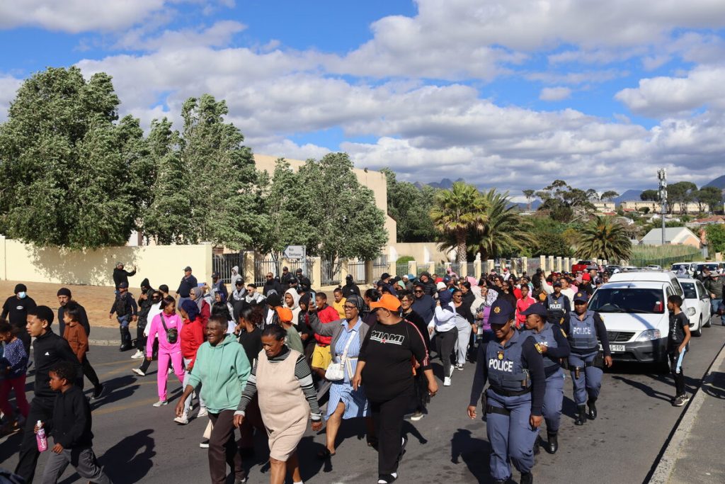 Lede van Pagad en Cloetesvillers het Sondag met polisiebegeleiding die buurt se strate ingevaar. Foto: Yaël Malgas