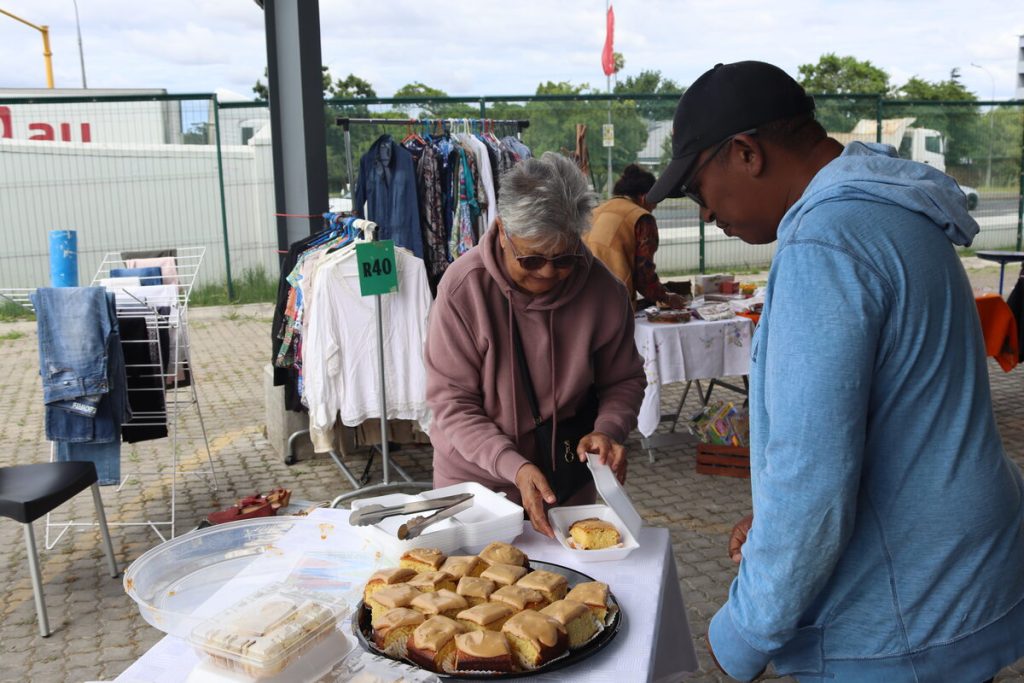 Daphne Gabriels, van Tersia's Tasty Treats, help 'n kliënt met bederfie vir sy soettand. Foto: Yaël Malgas