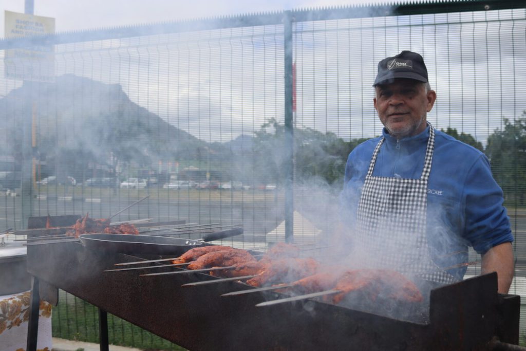 Mohammed Parker beman die braai van Wahid's Kitchen wat smullekker Halaal-maaltye op dis. Foto: Yaël Malgas