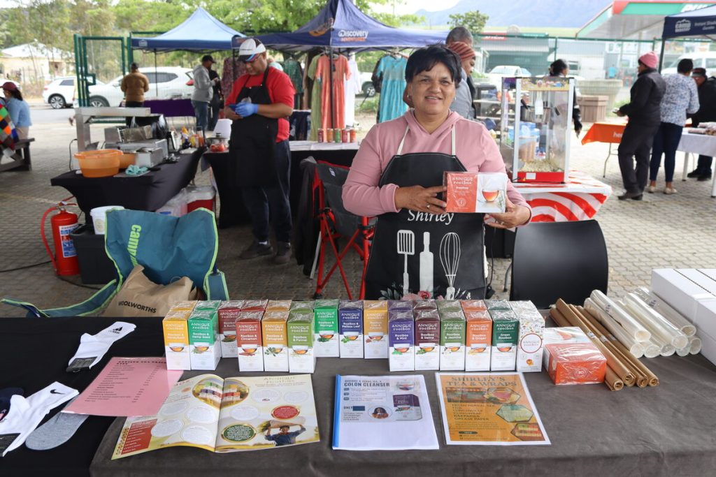 Shirley Timmey van Shirley's Tea & Wraps is reg met smaaklike tee en al die benodighede om toeboordjies vars te hou. Foto: Yaël Malgas