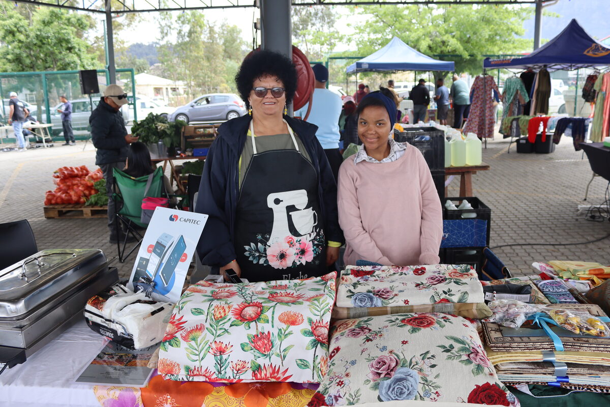 Elsabe Farao en Noa Wiiliams by hul stalletjie met handgemaakte naaldwerkitems. Foto: Yaël Malgas