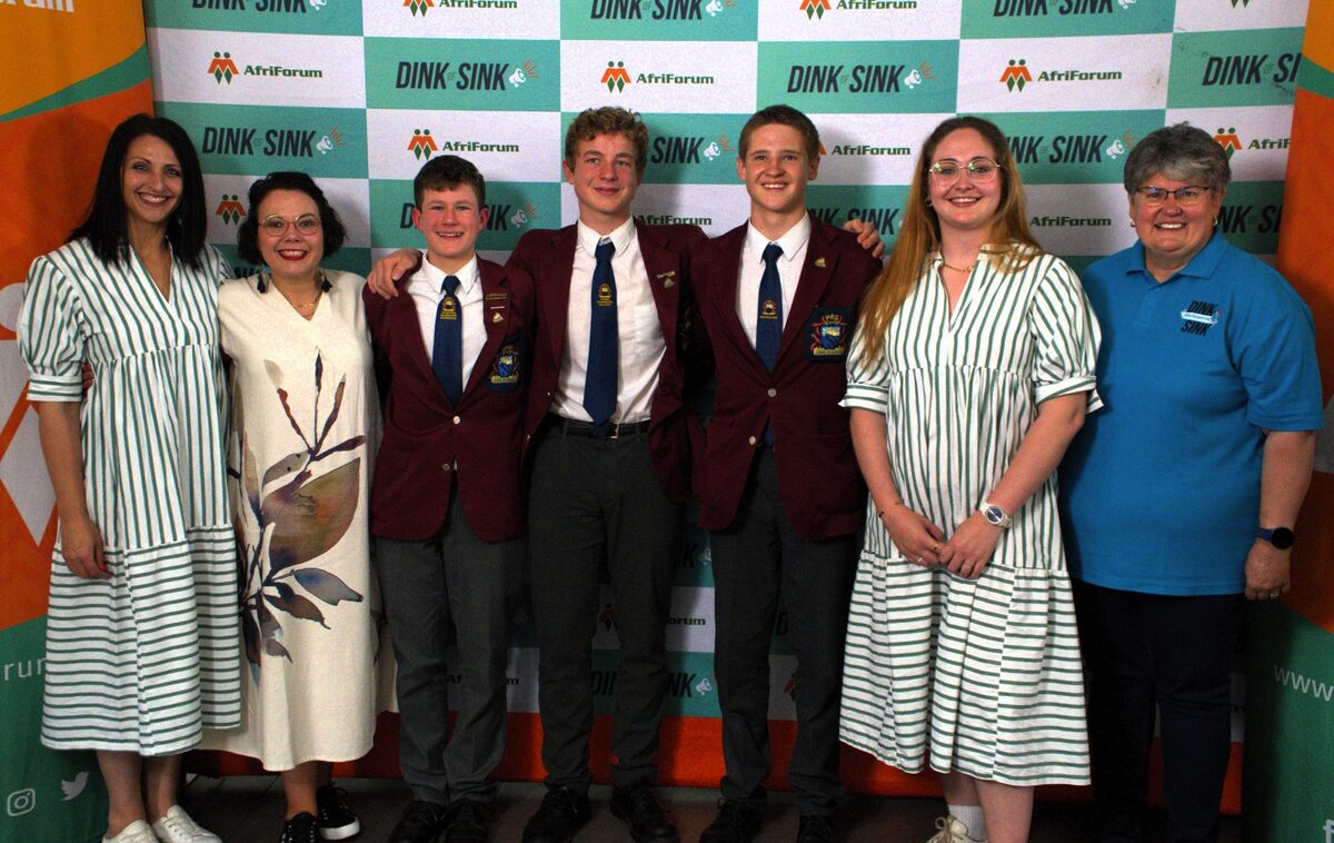 In die junior kategorie is die span van Paul Roos Gimnasium as die naaswenners aangewys. Van links: Mari-Louise Erasmus, Carien Bloem, Retief Ferreira, Lian Winckler, Paul du Plessis, Nicolene Müller en Alana Bailey.