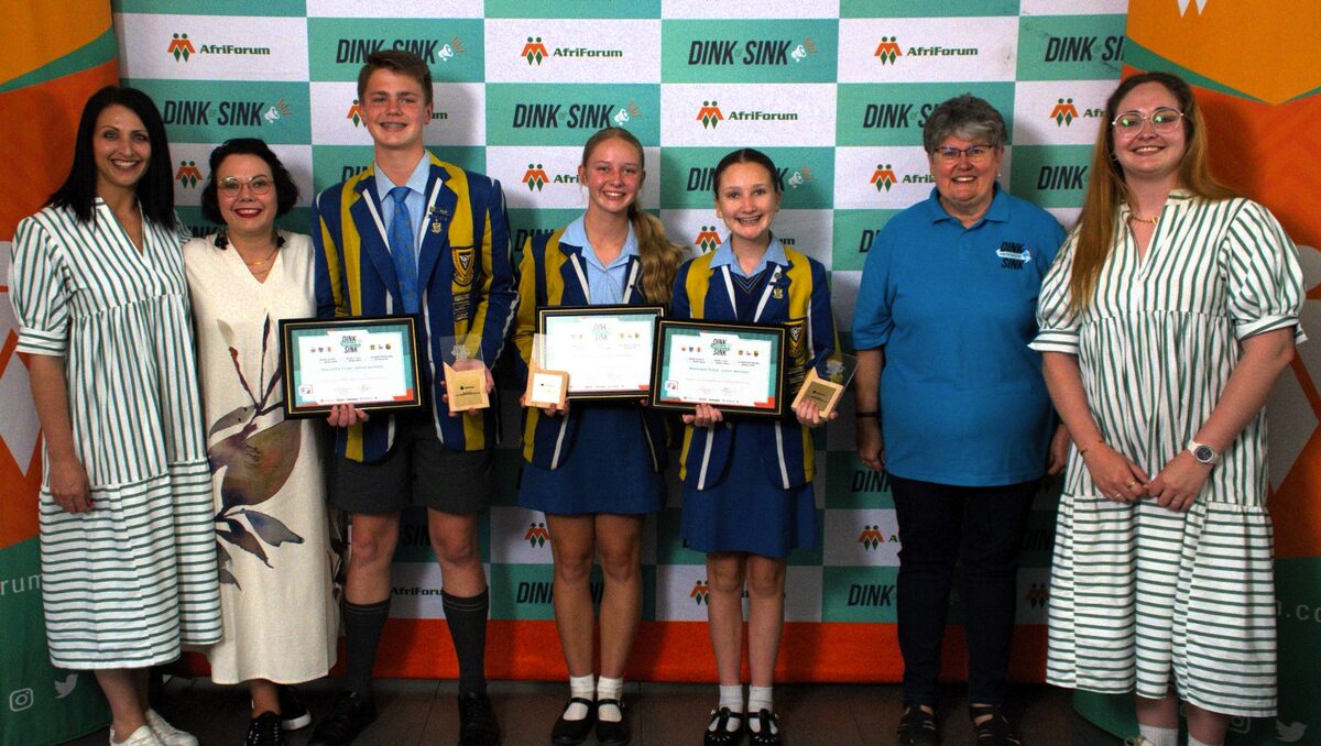 In die junior kategorie (gr. 8 tot 9) het die span van die Hoërskool Waterkloof koning gekraai. Van links is Mari-Louise Erasmus, Carien Bloem, Ivan Louw, Ilanie Grobler, Elzerie Vermaak, Nicolene Müller en Alana Bailey.