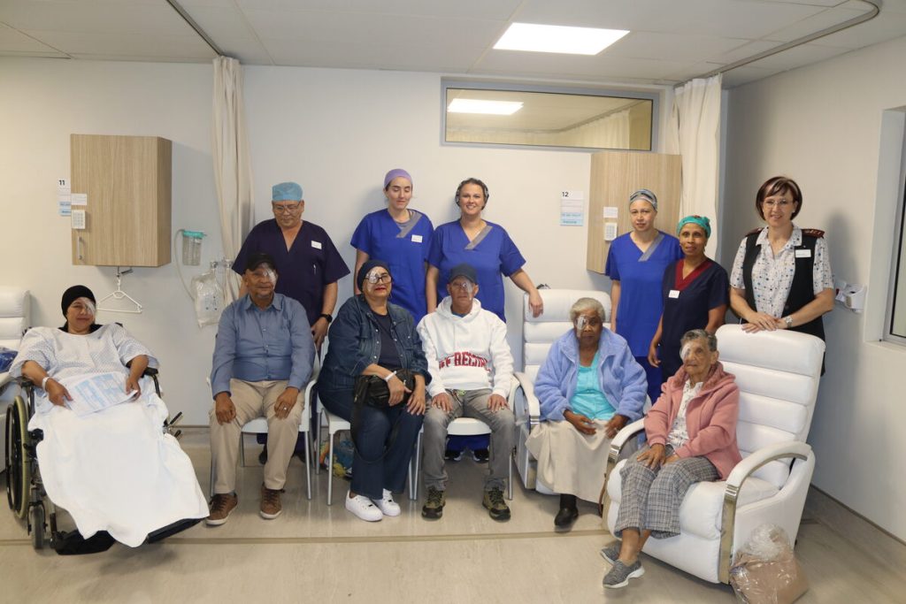 asmin Dollie, Herman van der Westhuizen, Jasmina Mohamedit, Susanna Swart en Elizabeth Waries is van die pasiënte wat onlangs gratis karatarak-operasies ondergaan het, danksy 'n inisiatief van die oogspesialis dr. Steven Steyn en die span van Mediclinic Stellenbosch. Foto: Yaël Malgas
