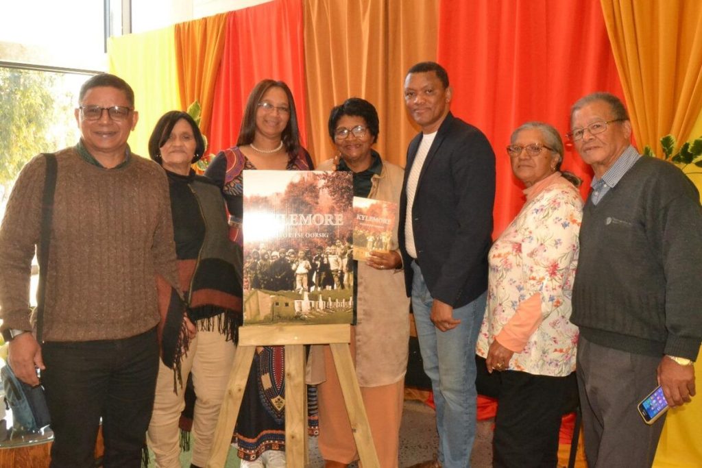 Gemeenskapslede en samestellers by die bekendstelling van 'n boek oor Kylemore se geskiedenis. Van links is  Julian Keet, Elizabeth Carolissen, Cynthia Jacobs, Alma Carolissen, Ralph Jacobs, Mona Koopman en Christian Koopman.