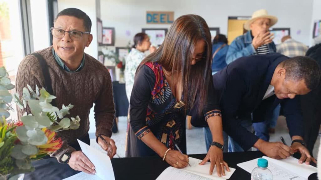 "Kylemore Historiese Oorsig" se samestellers Julian Keet, Cynthia Jacobs, Ralph Jacobs teken 'n paar eksemplare vir lesers.