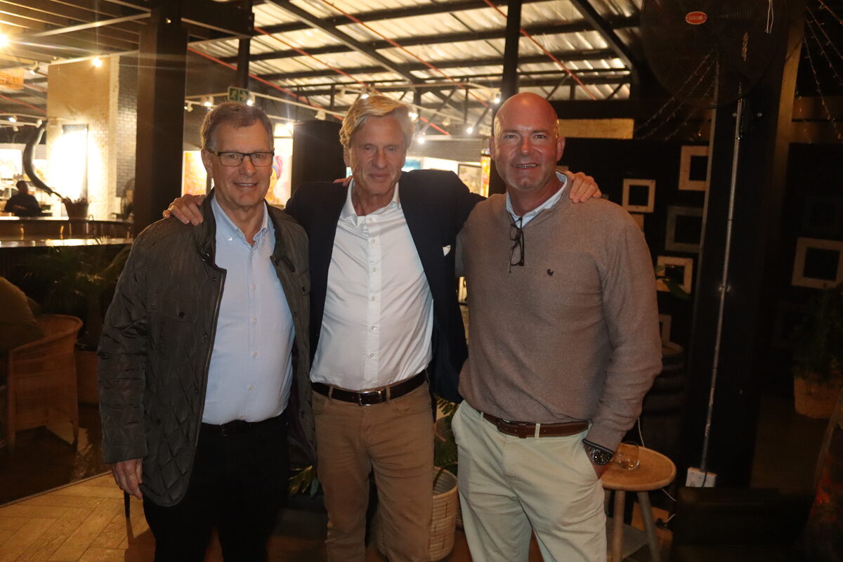 Die Stellenbosch-sakeforum se Kobie van Breda (ondervoorsitter, links) en Flip Liebenberg (voorsitter, regs) by Rob Hersov. Foto: Yaël Malgas