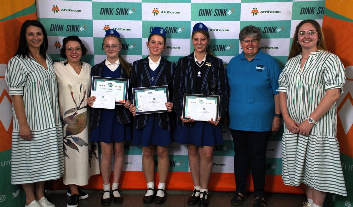 Die Afrikaanse Hoër Meisieskool Pretoria se span was die naaswenners in die senior kategorie. Van links: Mari-Louise Erasmus, Carien Bloem, Anja Botha, Dané van Graan, Mikayla de Jongh, Alana Bailey en Nicolene Müller.