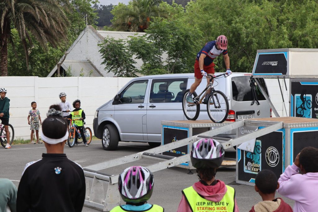 Dylan Victor van Cycle for Life wys die afgelope Saterdag (25 Oktober) van sy toertjies op sy fiets.