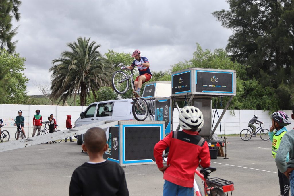 Jong fietsryers van Idasvallei kyk hoe Dylan Victor op een wiel grond toe keer. Foto: Yaël Malgas