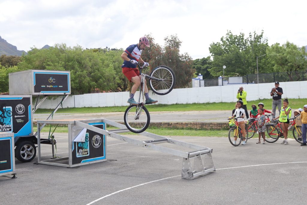 Fietsryer Dylan Victor, van The Life Cycle, vermaak die gehoor met sy een-wiel-toertjies.  Foto: Yaël Malgas
