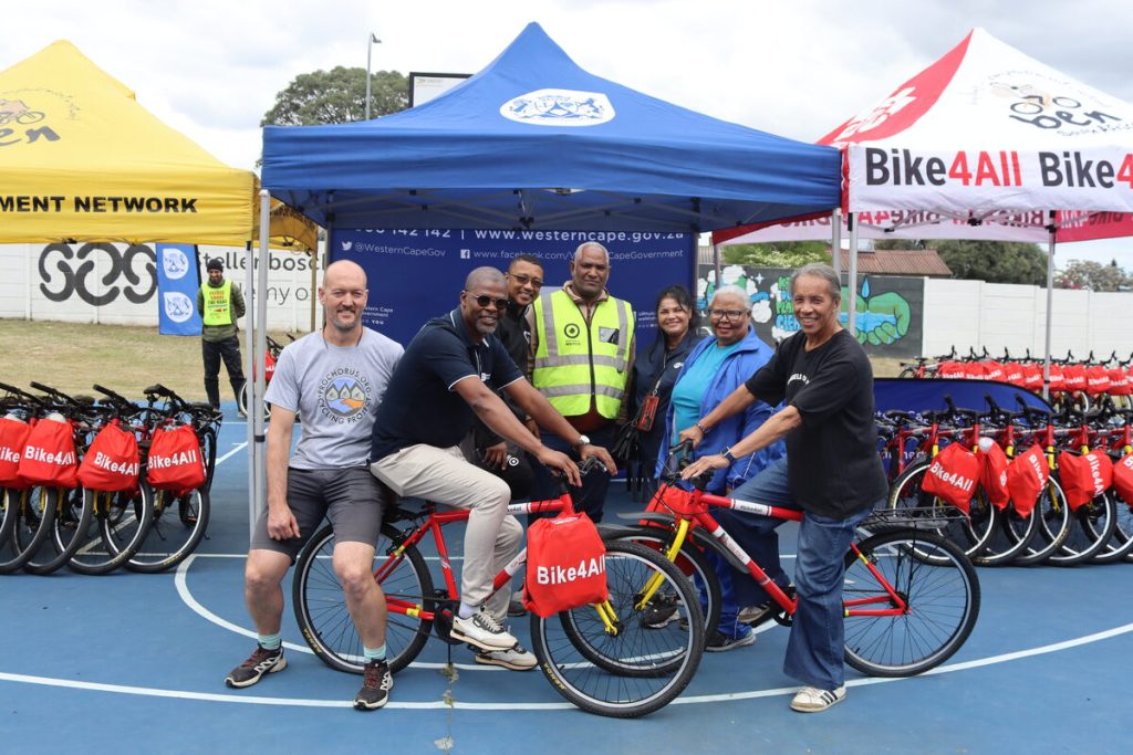 Van links is Jan Scannell (Prochorus), Isaac Sileku (die Wes-Kaapse minister van mobiliteit), Rodney April (Hillside-buurtwag), Greg Jaftha (Juffernbrugh-buurtwag), Yumna Gihwala-Salie (departement van mobiliteit), Dorothea Albanie (Metodistekerk Wellington) en Karel Dumpies (Angels of Hope). Foto: Yaël Malgas