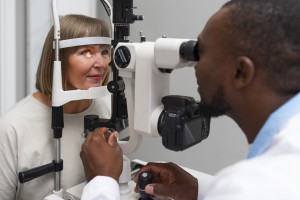 Van wasigheid tot helderheid: 20 pasiënte kry gratis katarak-operasies