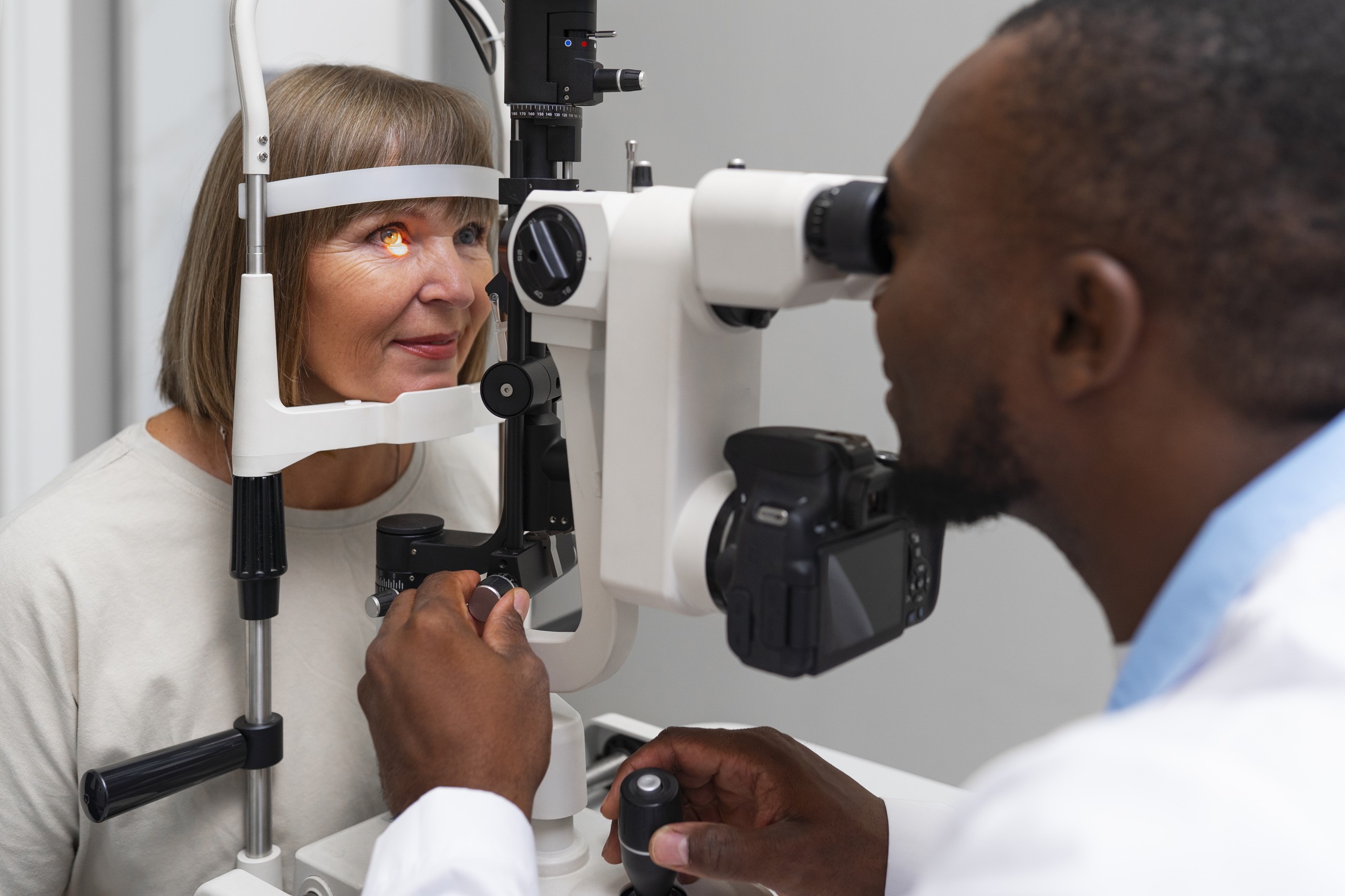 Twintig pasiënte kan weer sien, danksy 'n gemeenskaps-inisiatief deur dr. Steve Smith en Mediclinic Stellenbosch.