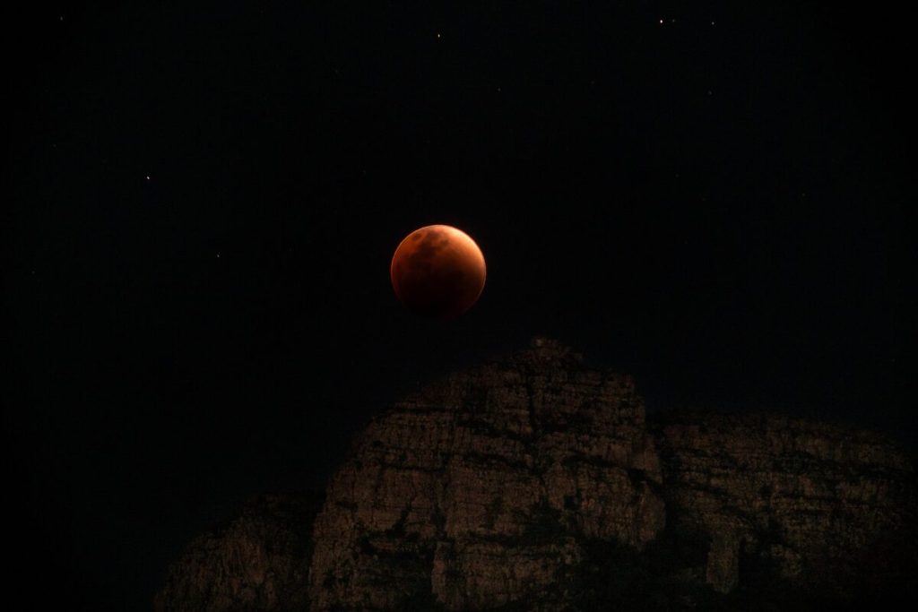 Eikestadnuus reader Phil Uys managed to captured the Blood Moon over "Piekke" in Jonkershoek, Stellenbosch on Sunday 7 September. Photo: Phil Uys