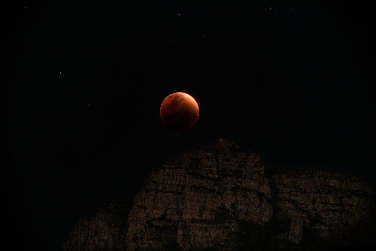 Eikestadnuus reader Phil Uys managed to captured the Blood Moon over "Piekke" in Jonkershoek, Stellenbosch on Sunday 7 September. Photo: Phil Uys