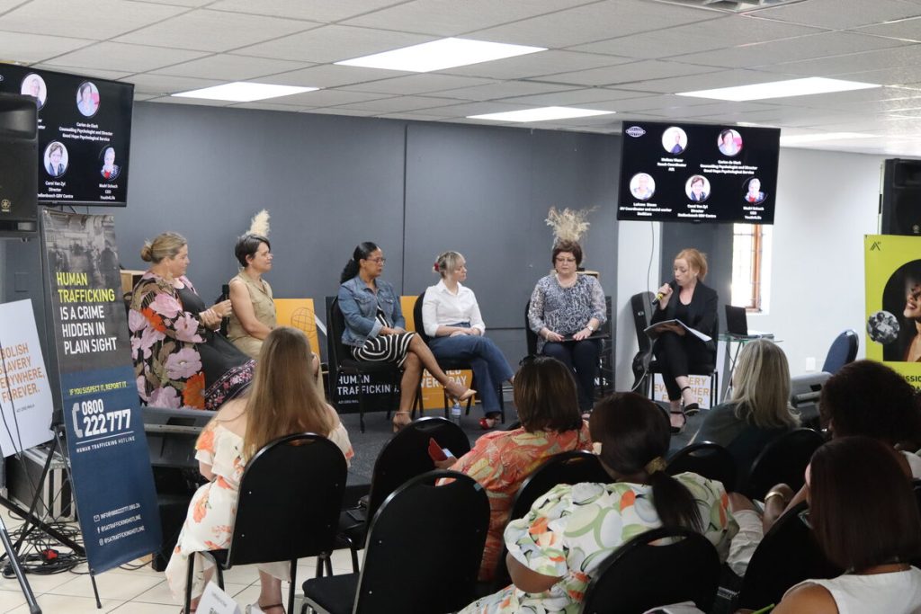 Kinders en tieners se veiligheid op die internet is die afgelope Vrydag (7 November) deur plaaslike rolspelers by 'n sessie van A21 bespreek. Die rolspelers (van links) is Madri Schuch (Youth4Life), Carien de Klerk (Good Hope-sielkudige dienste), Le-Anne Simon (StellCare), Melissa Visser (A21) en Carol van Zyl (Stellenbosch Thuthuzela-sorgsentrum). 
Foto: Yaël Malgas