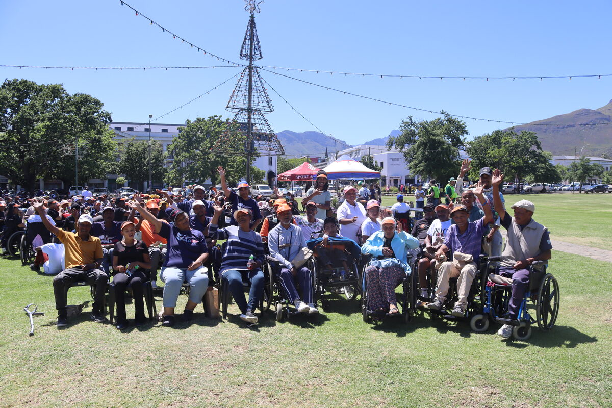 Die jaarlikse Walk With Disability het die afgelope Saterdag (15 November) in die Stellenbosch-middedorp plaasgevind. Dié sewende staptog is deur die plaaslike organisasie ChangeAbility gereël, wat baanbrekers- werk met sy programme verrig om die lewe van mense met gestremdhede te verbeter. Altesaam 507 mense elk met 'n verskeidenheid gestremdhede en hul versorgers het die strate ingevaar. Lede van Macassar se ChangeAbility het hul gate uit geniet, met sommige wat gesê het dit was hul eerste keer in die Eikestad. Foto: Yaël Malgas