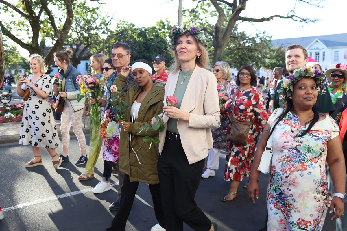 Foto’s | Garden Town Stellenbosch ‘verf’ die dorp vol blommekleure