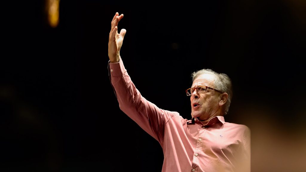 Die dirigent Johan de Villiers sal in November die koorproduksie, From Karl Jenkins to Christmas Joy, lei.