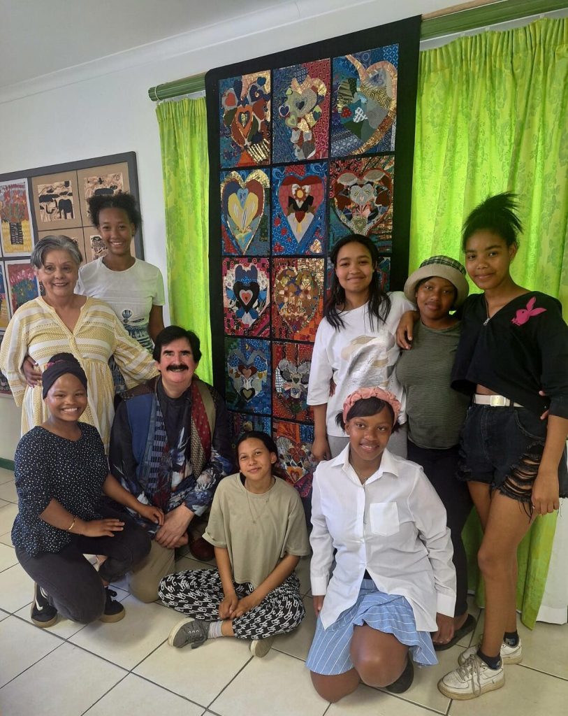 Imbali Wes-Kaap, wat jare lank reeds visuele geletterdheidsprogramme in Kylemore aanbied, het die afgelope Saterdag (8 November) sy jaarlikse uitstalling van kinderkuns van uitstaande gehalte by die Freda en Bernard Podlashuc-sentrum in Skoolstraat, Kylemore, gehou. Soos in die verlede het Nelis Koegelenberg (voor, tweede van links), voorheen die hoof van die PJ Olivier-kunsskool in Stellenbosch, die geleentheid geopen. Hy het die leerders van die kunsskool, wat wissel van drie tot 16 jaar, geloof en gesê hulle kan waarlik trots wees op die kuns wat hulle lewer. By hom is Alexis Hanslö (heel links, agter), die leier van die kunsonderwysers by die sentrum, en die leerders wat verantwoordelik was vir die pragtige muurbehangsel – Jamie Leibrandt, Chemique Williams, Olivia le Roux, Chanté Smal, Chrishande Muller, Shannon Small en Jaydene Alexander. Foto: Elsabé Retief