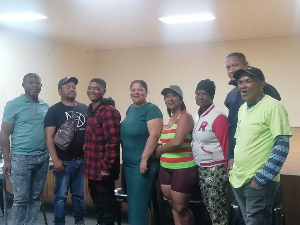 Die Wemmershoek-gemeenskap het verlede Dinsdag (18 November) sy jaarvergadering by die Wemmershoek-gemeenskapsaal gehou. Lede van die gemeenskap het nuwe leiers by die byeenkoms gekies, met Isaac Davids wat as voorsitter verkies is en Hannelie Meiring as ondervoorsitter. Die bestuur sal onder meer gemeenskapsake soos behuising en maatskaplik- ekonomiese uitdagings asook munisipale uitdagings in die gemeenskap met die Stellenbosch-munisipaliteit bespreek. Die bestuurslede (van links) is Davids, Eben Kies, Denver Boer, Meiring, Janine Papier, Andrika Booysen, Randall Christians en Lawrence Seals (die voorsitter van die Stellenbosch- agterplaasbewonersforum). Inwoners word aangemoedig enige probleme by Davids by 074 367 6469 aan te meld.