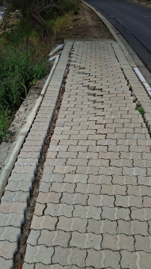 The walkway in Suidwal Road.
