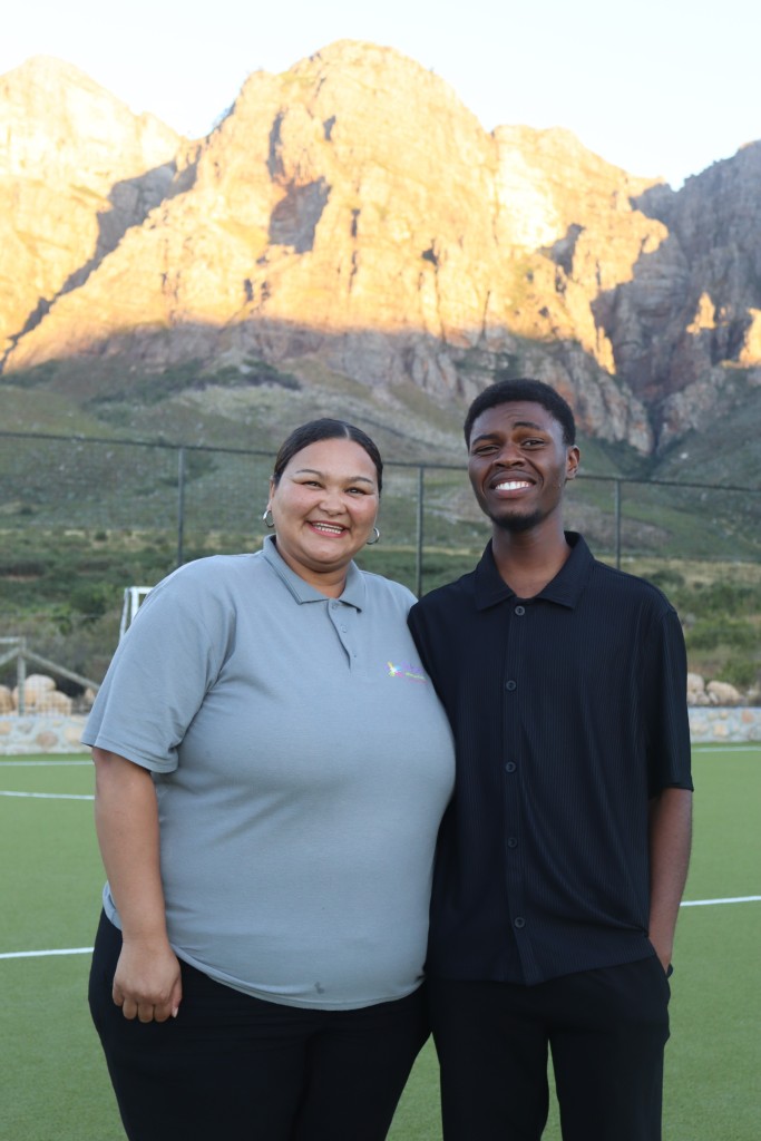 Juffrou Felicia Mars, Aitsa!-jeugsentrum- en sportkoordineerder, saam met leerder Indiphile Maknandana (18) war deel is van die Aitsa!-naskoolprogram. Foto: Yaël Malgas