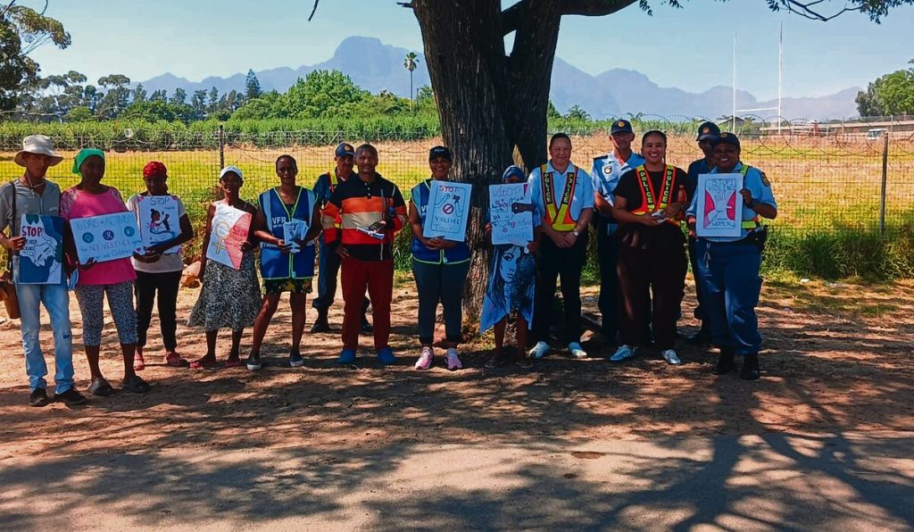 Die Groot Drakenstein-polisie, in samewerking met die plaaslike gemeenskapspolisiëringsforum, lede van die Slagofferbemagtigingsprogram (VEP) en ander belanghebbendes, het onlangs 'n bewusmakings-
inisiatief in die Simondium-gemeenskap begin as deel van die internasionale veldtog vir 16 dae van aktivisme vir geen geweld teen vroue en kinders. Die veldtog is daarop gemik om bewustheid te verhoog oor geweld teen vroue en kinders. Die rolspelers het met plakkate deur die Simondium-gemeenskap beweeg en inwoners oor geslagsgeweld ingelig en opgevoed.