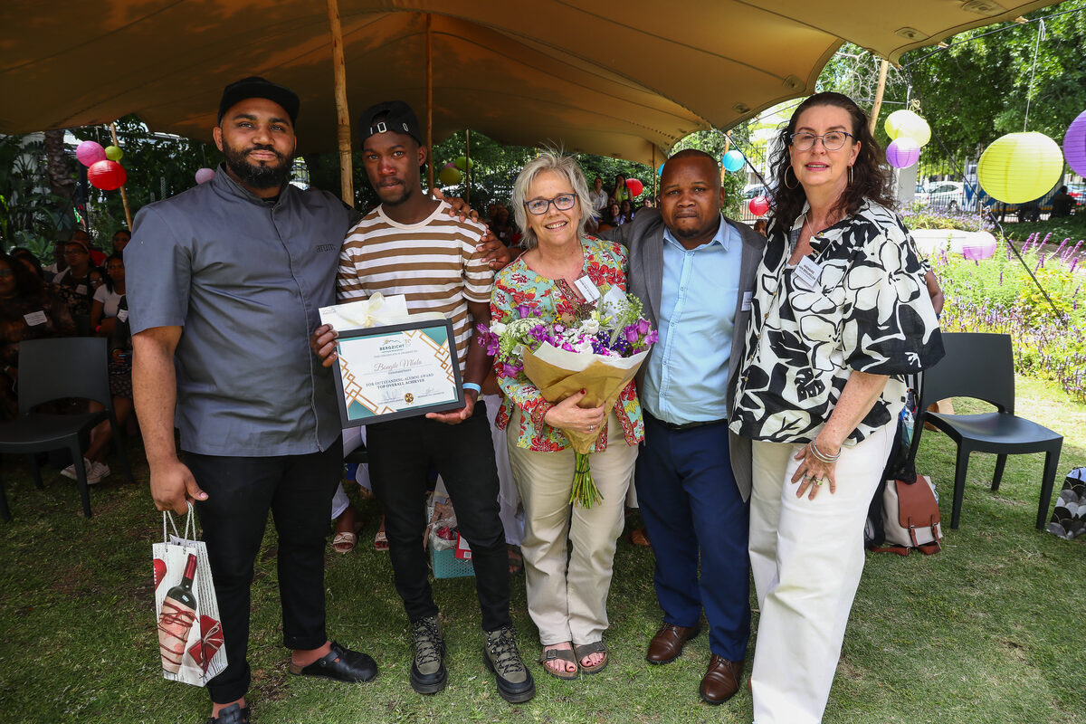Mentor chef Wilbur Smith (Arum at Boschendal Wine Estate), Bongile Mbola (top overall achiever), Michelle Aalbers, Lwando Nkamisa (Stellenbosch Municipality) and Annetjie van Breukelen (class facilitator).
