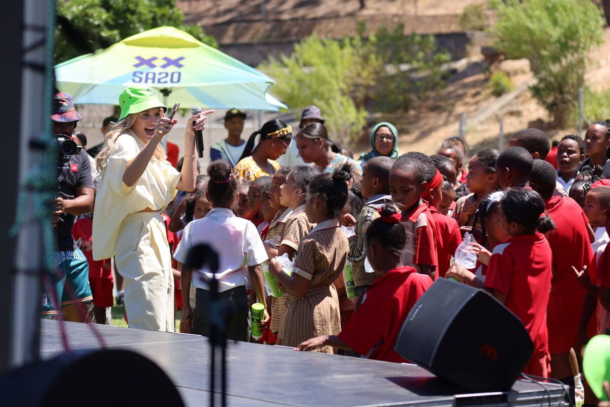 Leandie du Randt, an SA20 20th player, breaks down to a beat with learners of Pieter Langeveldt Primary School.