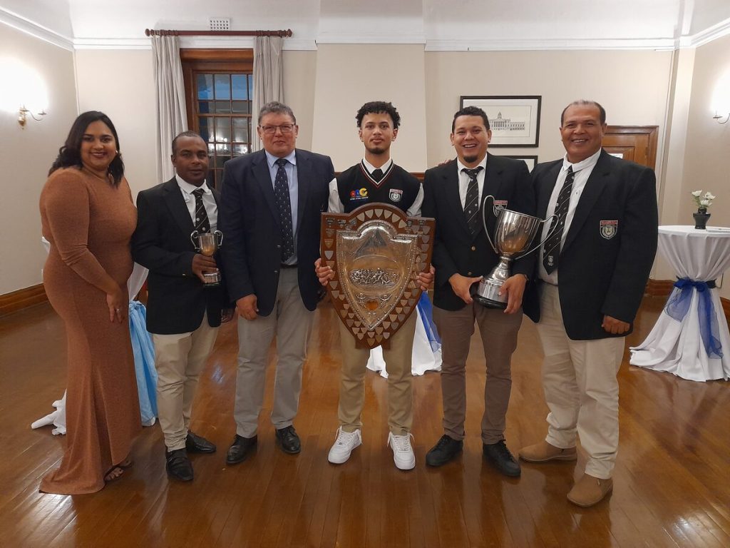 Die Pniël Villagers-rugbyklub het drie bekers by die bekeruitdeling van die WP-rugbyunie by Kelvin Grove in Nuweland ontvang. Van links staan Lisa Myburgh, Edwin Meyer (derdespan-wenners in 2024), die 
WP-president Kevin Kiewitz, Clayton Petersen (o.20-wenners), Steve Adams (tweedespan-wenners) en die klubvoorsitter, Winston Stubbs.