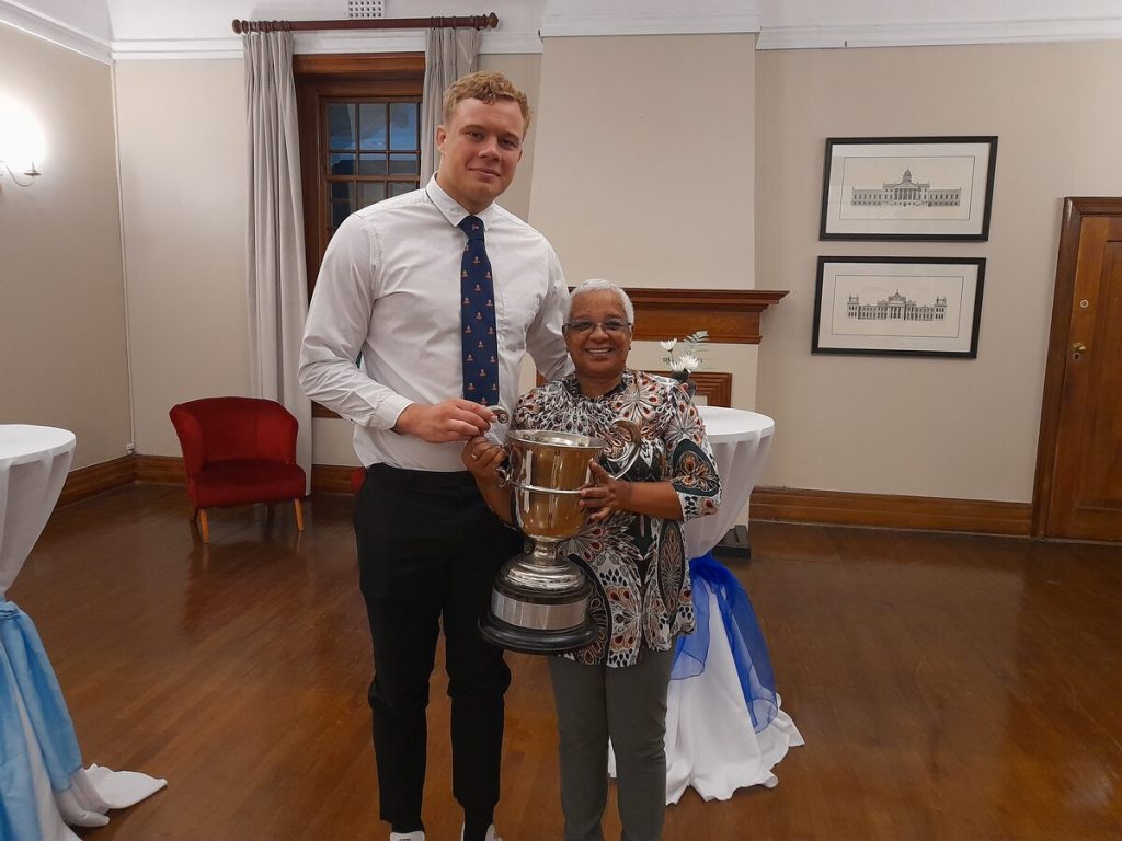 Die Westelike Provinsie Rugbyunie het verlede maand (Woensdag 19 November) sy bekeruitde- ling by die Kelvin Grove-hotel in Nuweland gehou. Spanne van in en om Stellenbosch is vir prestasies in 2024 en 2025 vereer. Geen bekeruitdeling is verlede jaar gehou nie en 'n gesamentlike prysuitdeling  is vanjaar aangebied. Avril Fillies van die Van der Stel-Evergreens-rugbyklub het namens dié klub se tweede span, die 2024-ligawenners, die beker van Connor Evans, slot van die DHL Stormers, ontvang.