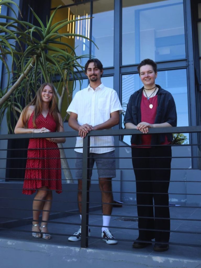 Hoërskool Stellenbosch se top matrikulante 2025.  Van links Jana Kotzé (tweede plek), Marinus Toerien (eerste) en Kaylee Botha (derde). 