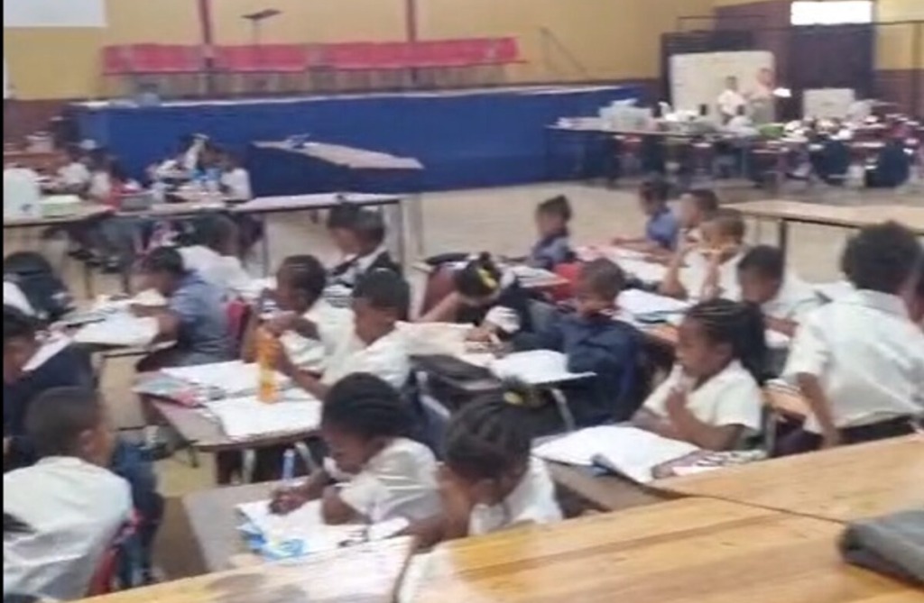Verskeie klasse van Klapmuts Primêr kry onderrig in die skoolsaal.