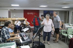 Bejaardes dans saam met musiekmanne