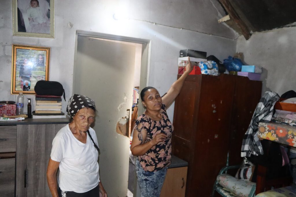 Katrina Coetzee (50) wys sê haar gesin leef in vrees weens 'n slang wat glo in hul huis se dak woon. Foto: Yaël Malgas