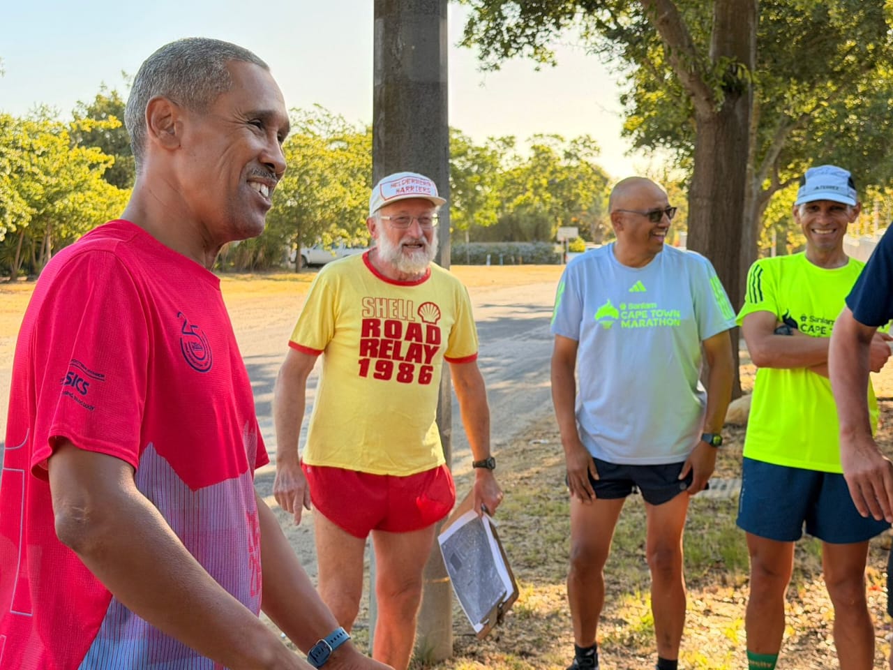 Herman Poole (links), die president van Helderberg Harriers, lewer 'n kort toespraak tydens die tydtoets se verjaarsdag-vieringe op Dinsdag (27 Januarie).